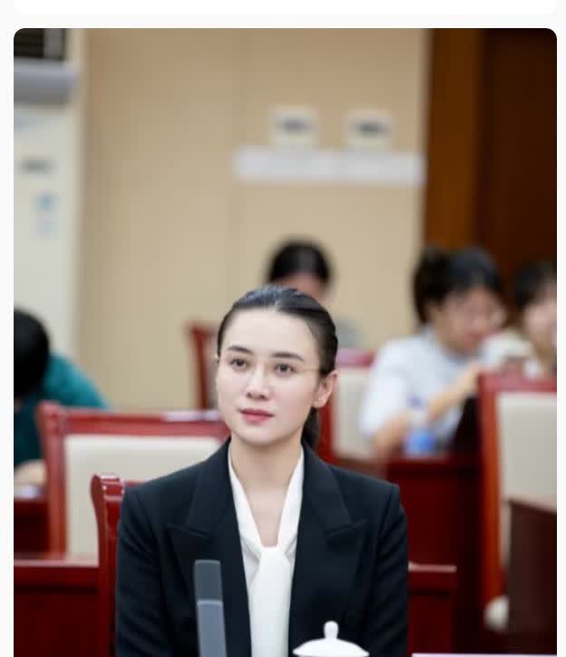 宋佳的家庭背景真的是令人羡慕的，爸爸妈妈都非常爱她，特别是妈妈，对她的爱简直是爱