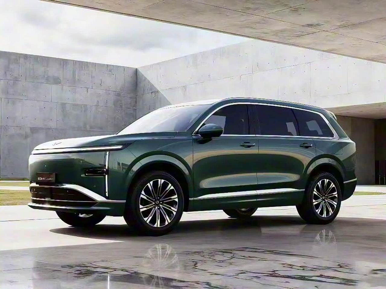 五菱星光LPHEV是一款全新中大型SUV，搭载插电混动系统，受到了广大网友们的