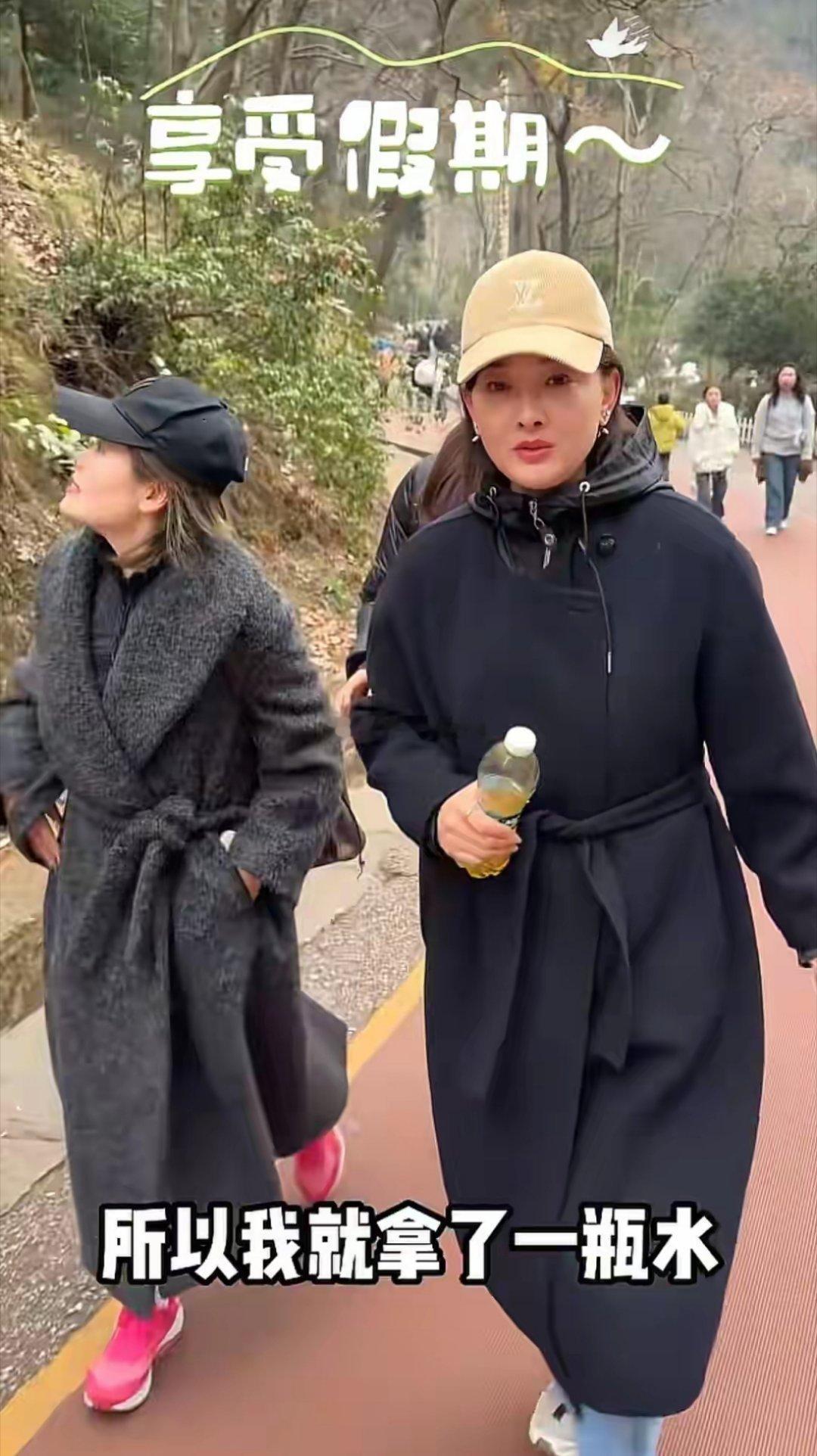 53岁牛莉爬山穿搭吸睛，黑大衣配棒球帽、牛仔裤，既时髦洋气，又舒适度拉满，状态超