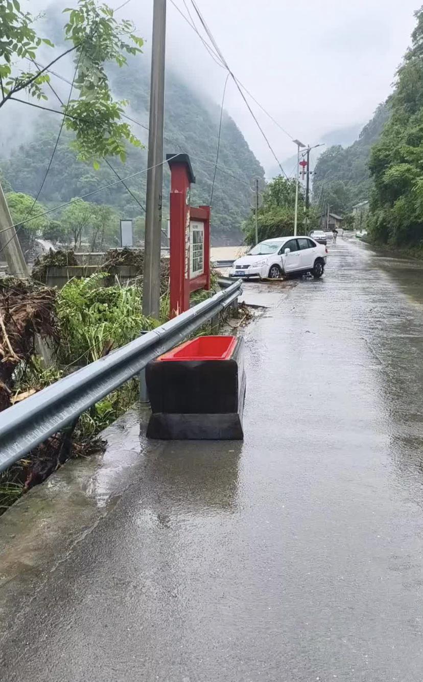 湖南省常德市石门县壶瓶山镇的受灾有多严重！连棺材都被冲出来了，被洪水冲翻掉的