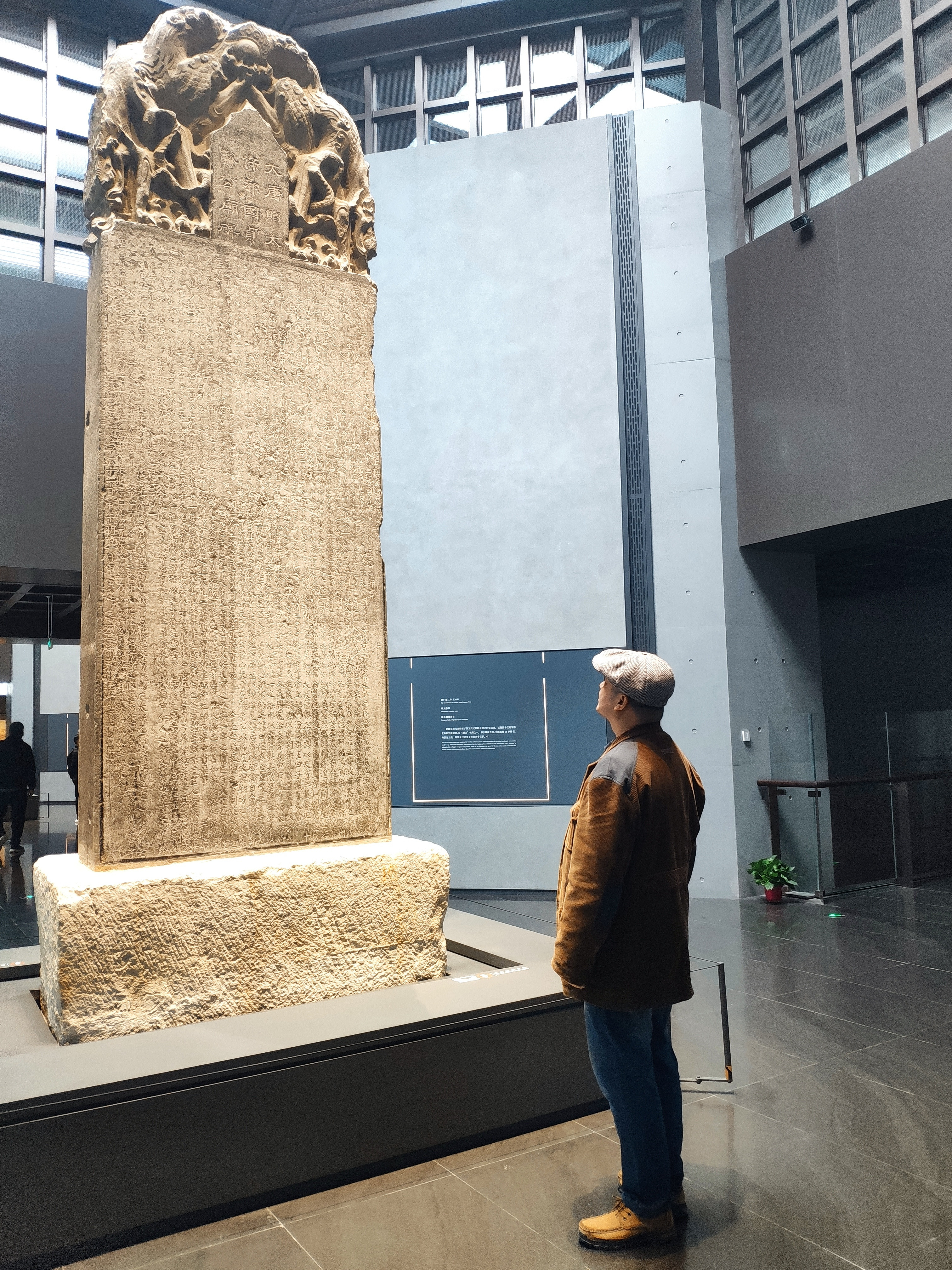 瞻仰著名的郭家庙碑，是唐代颜真卿为名将郭子仪家庙所书，为颜体典范之碑。1950年