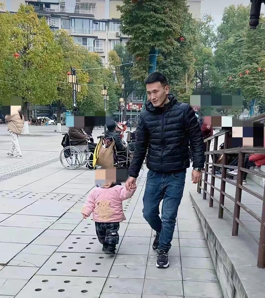 四川乐山的出租车司机张玉龙肝癌去世，年仅39岁，从小患有乙肝，经常熬夜上班，嗜烟