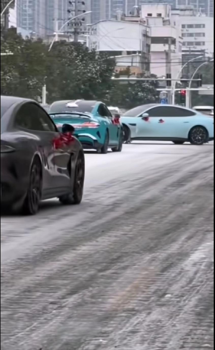 网友吐槽:开这个的还不算狠人，大雪天找这个当婚庆车的才是狠人。确实是这样，大马