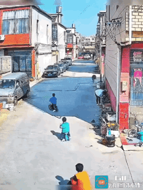 孩子奶奶自己先跑屋里了[捂脸哭]