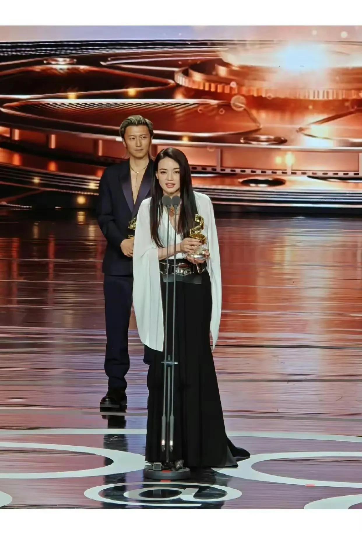 舒淇同框谢霆锋，终于发现：香港娱乐圈也太卷了！这样的状态，哪里像是四十多岁的人