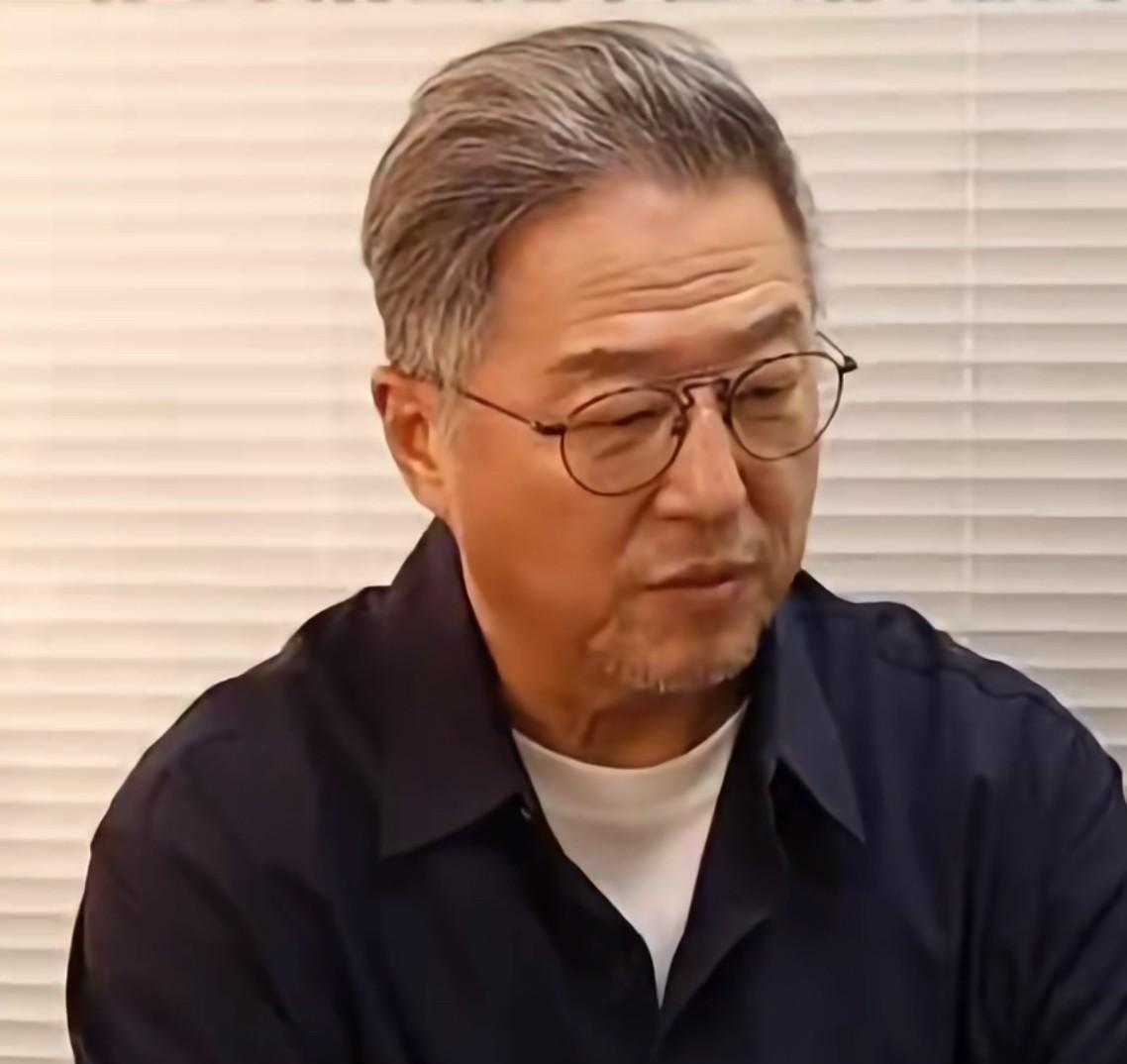 一看王伟忠这坐姿，就知道是不想回答关于s家又提告的问题！他可是专门为自己新栏目