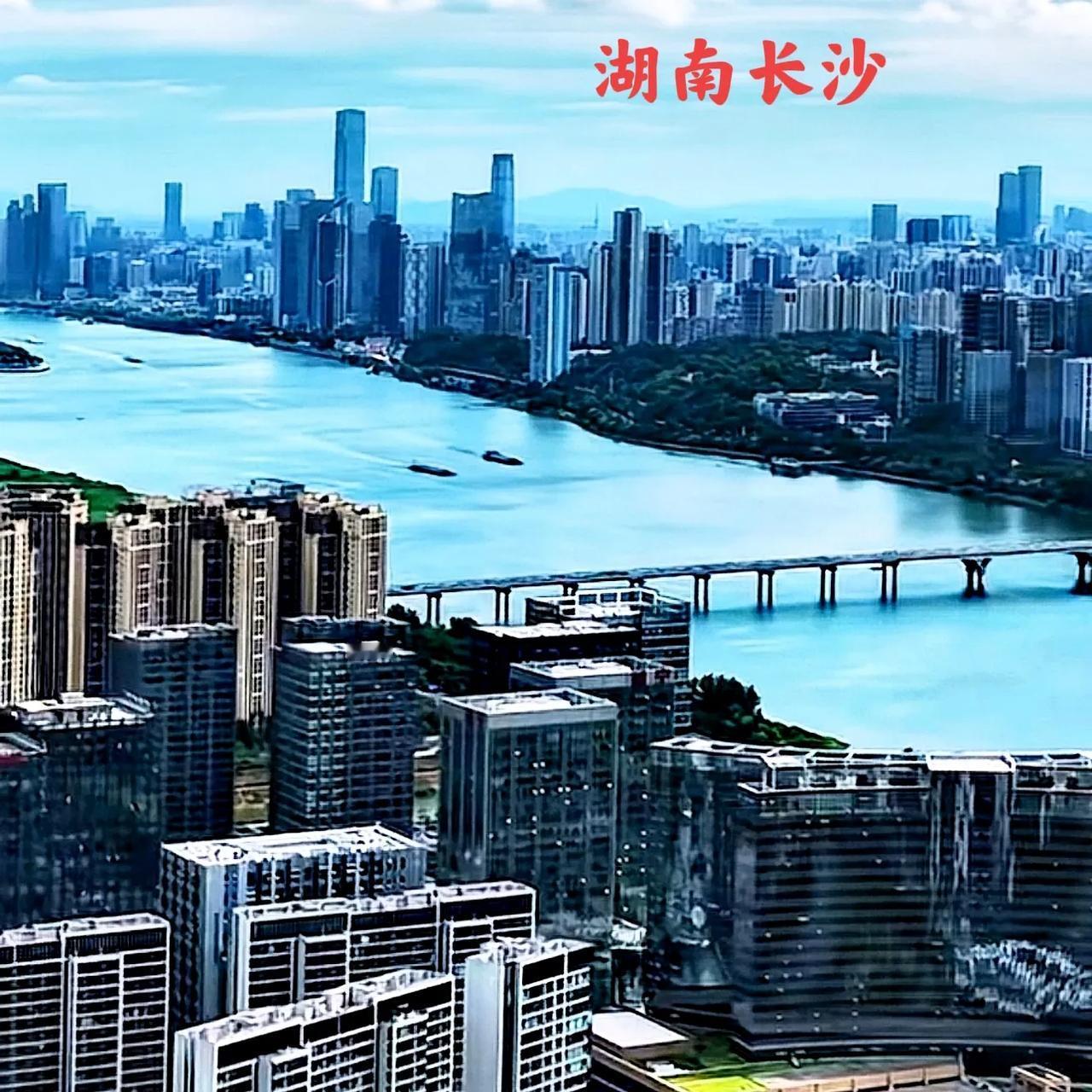 看看湖南的长沙市和贵州的贵阳市，两个同样都是省会城市，先不说GDP，看一下这两个