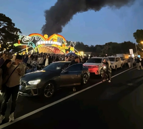 长春动物园着火了。一场火焰山节目，刚开始以为特效，结果真烧了，真的太应景了。