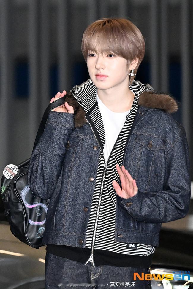 他戴着土星的耳钉