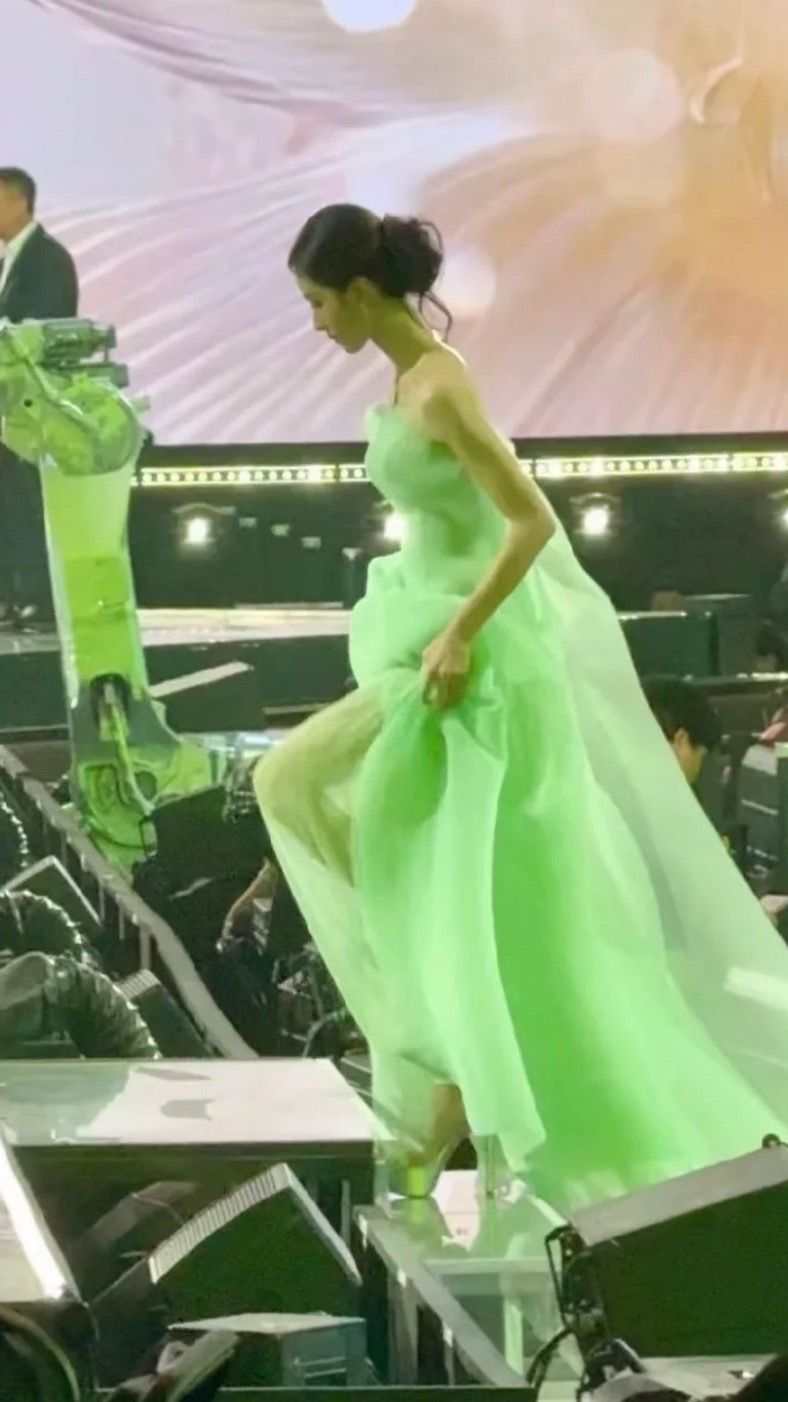 陈都灵究竟有多高？生图和现场感觉都不止168！？询问一下见过的小铃铛！比例好，腿