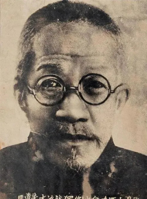 1929年，章太炎来杭州楼外楼吃饭，恰好蒋介石和宋美龄来吃饭，双方各吃各的，互相