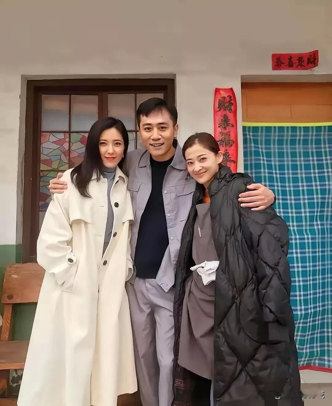 这三位演员的颜值杠杠滴，男的帅气，女的漂亮，中间张开双臂紧搂两位美女的是李乃文，