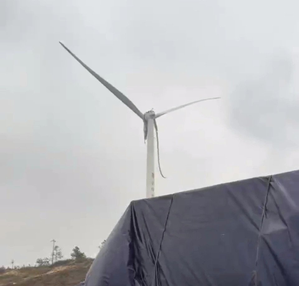 【管理方回应一风力发电机叶片断裂】11月9日，有江西网友发布视频称，鄱阳湖服务区