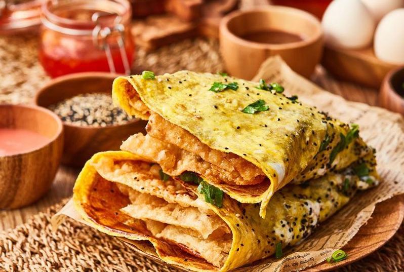 煎饼果子真是让人欲罢不能的美食！我自己在家做过黄金酥脆煎饼果子，做法不算复杂。用