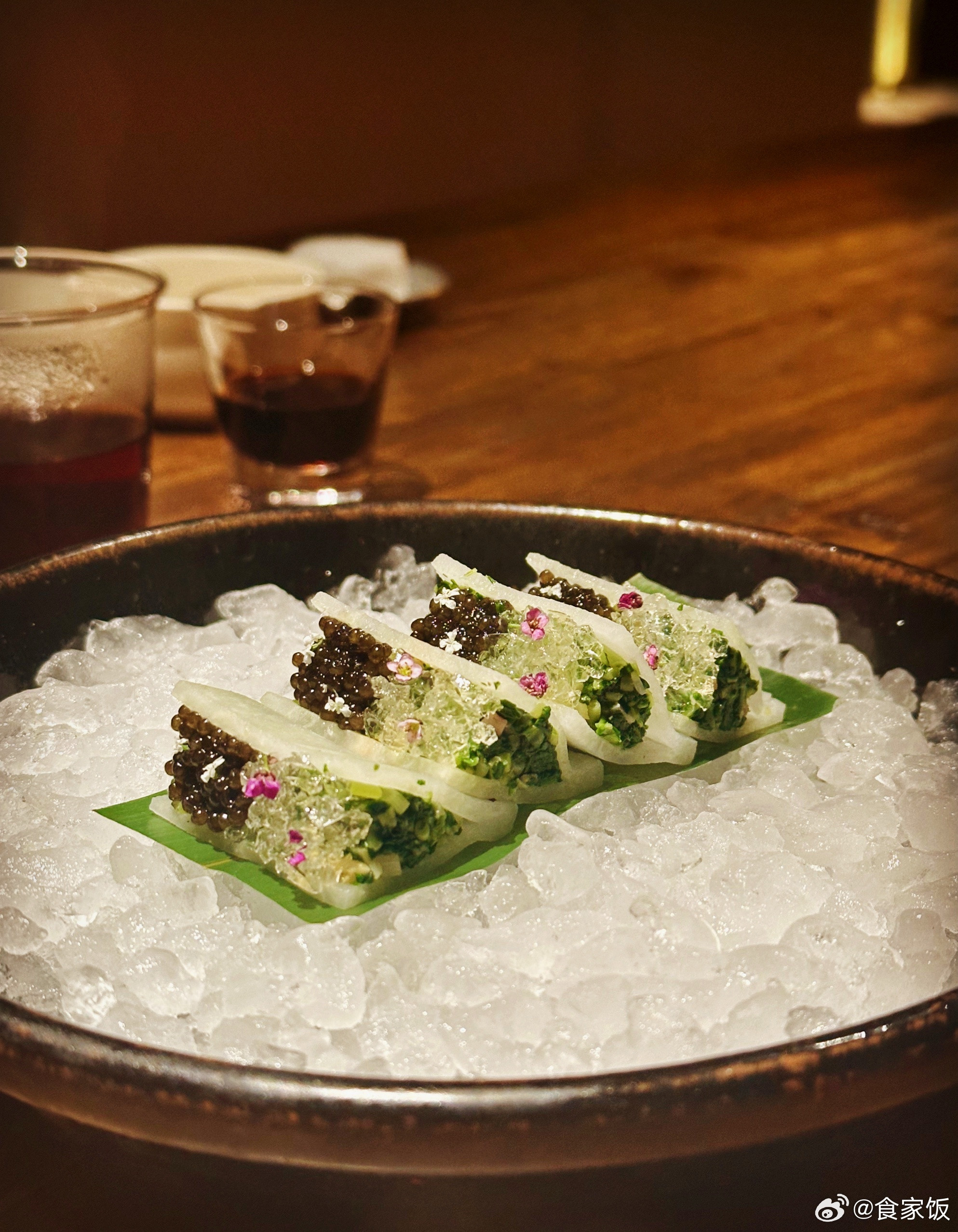 📍春山在望·上园香椿嫩尖拌海肠，薄荷黑糖醋小排骨，排骨抽了细骨酿入青梅，好赞心