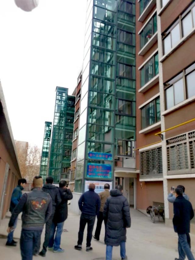 加装电梯从南北阳台入户都有影响采光的硬伤。无论南北阳台，都存在这个问题。使用电梯