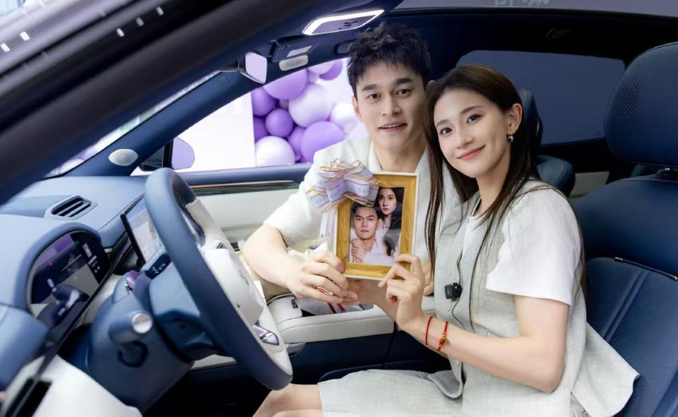 孙杨520送给老婆艺术体操女神张豆豆一辆车，其实就是给某车企打广告。于是很多黑子