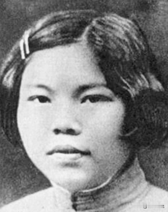 1943年，1女战士被捕。谁知，就在敌人用烙铁烫她时，早已满身大汗的女战士突然说