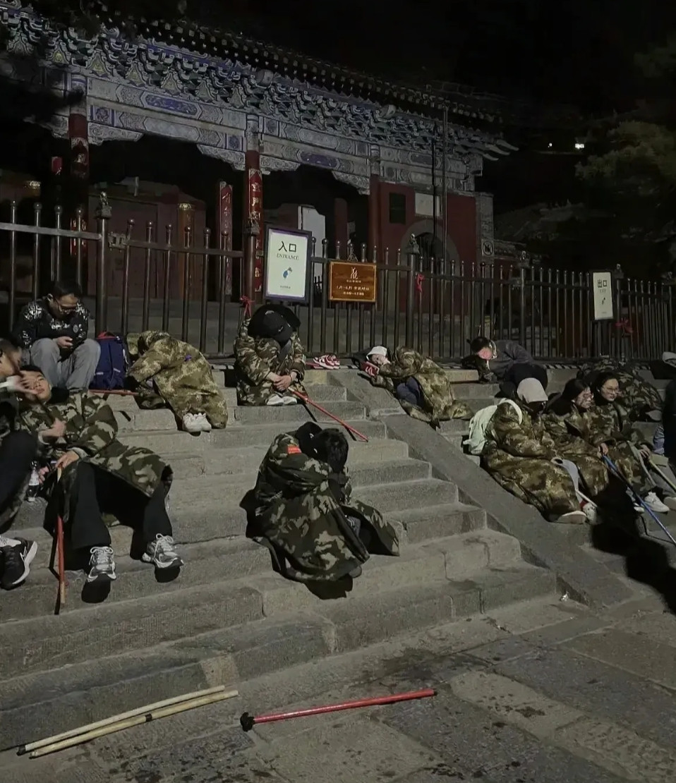 刚从泰山下来，花了1500大洋，终于明白了5件事：1、25岁以上的不要去了，