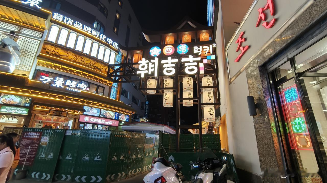沈阳惊现小西塔！最近沈阳泡菜一条街升级改造接近尾声，牌匾已设立，正式命名“小