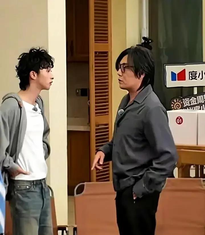 看完这个事儿，简直是不能再贴切了，一个是“多出来”的继子，一个是“消失”的亲子。