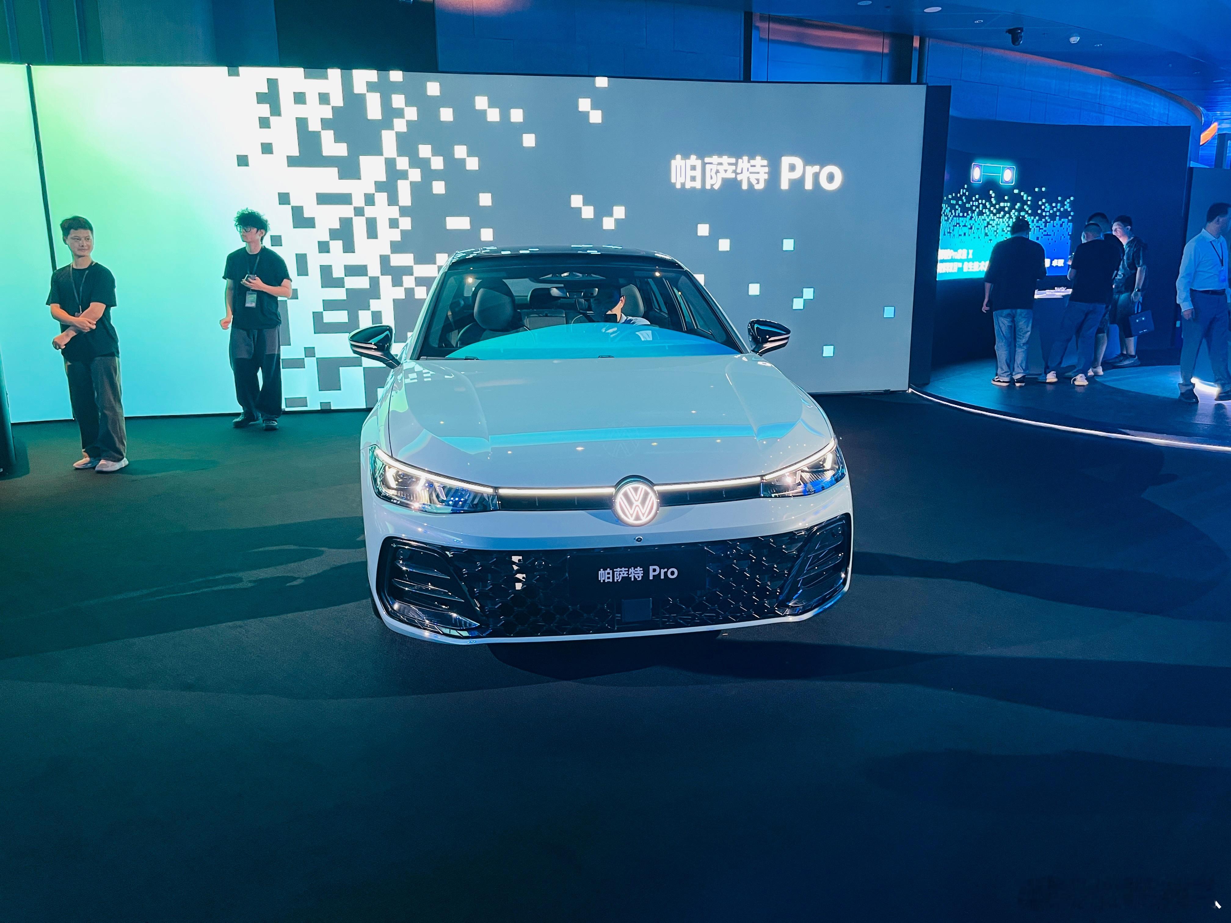 上汽大众2026款Pro家族上市搭载卓驭双目辅助驾驶帕萨特Pro：16.99万途