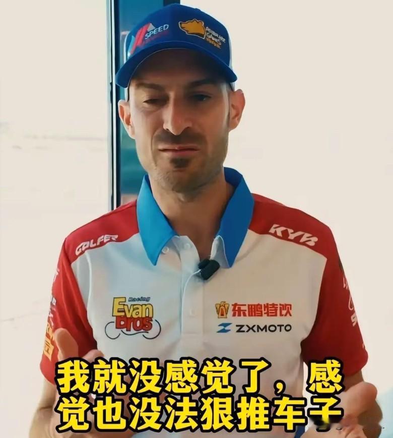 德比斯揽责，张雪回"不怪你"，这不是护短，是真格局。你没听错。车手自责背锅，老
