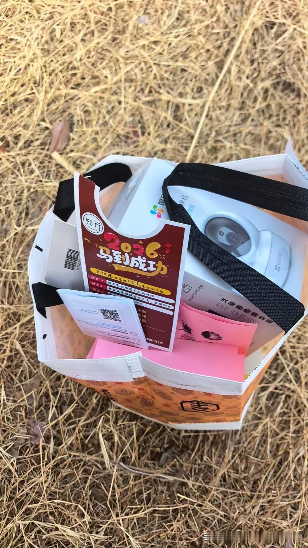 今天是金碧物业走后的第74天。今天又有业主把垃圾和垃圾袋乱扔，这样的素质太差