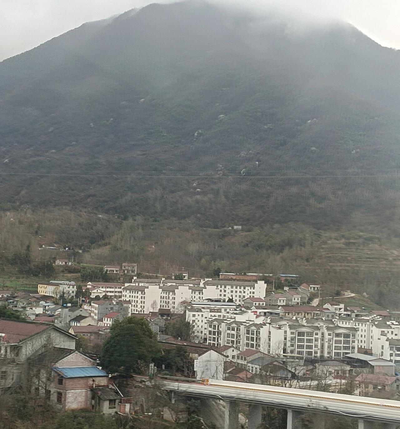 我去亲戚家拜年，以为他和往年一样，正月初九出门打工。没想到，他说:“出去十年，