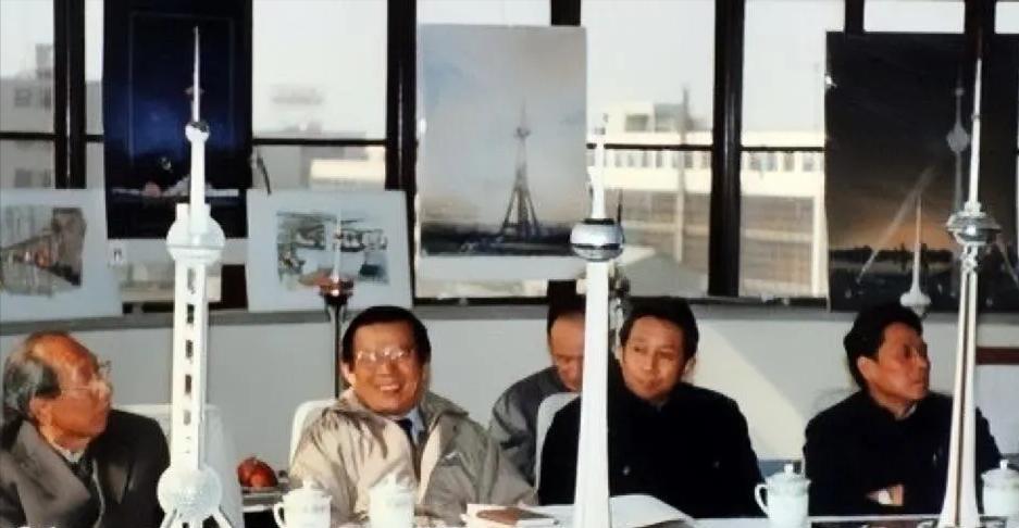 1988年，有关领导正在最后敲定上海电视发射塔---也就是后来的东方明珠塔的造型