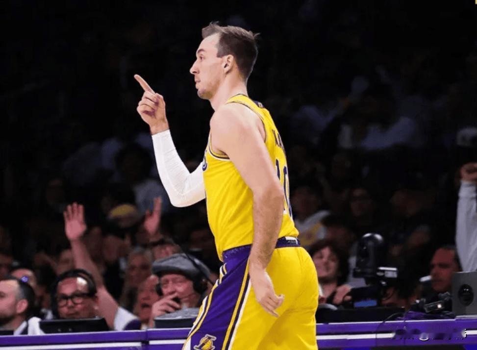 跟老詹一起打球就是舒服！肯纳德谈詹姆斯：“跟勒布朗一起打球太舒服了。”“