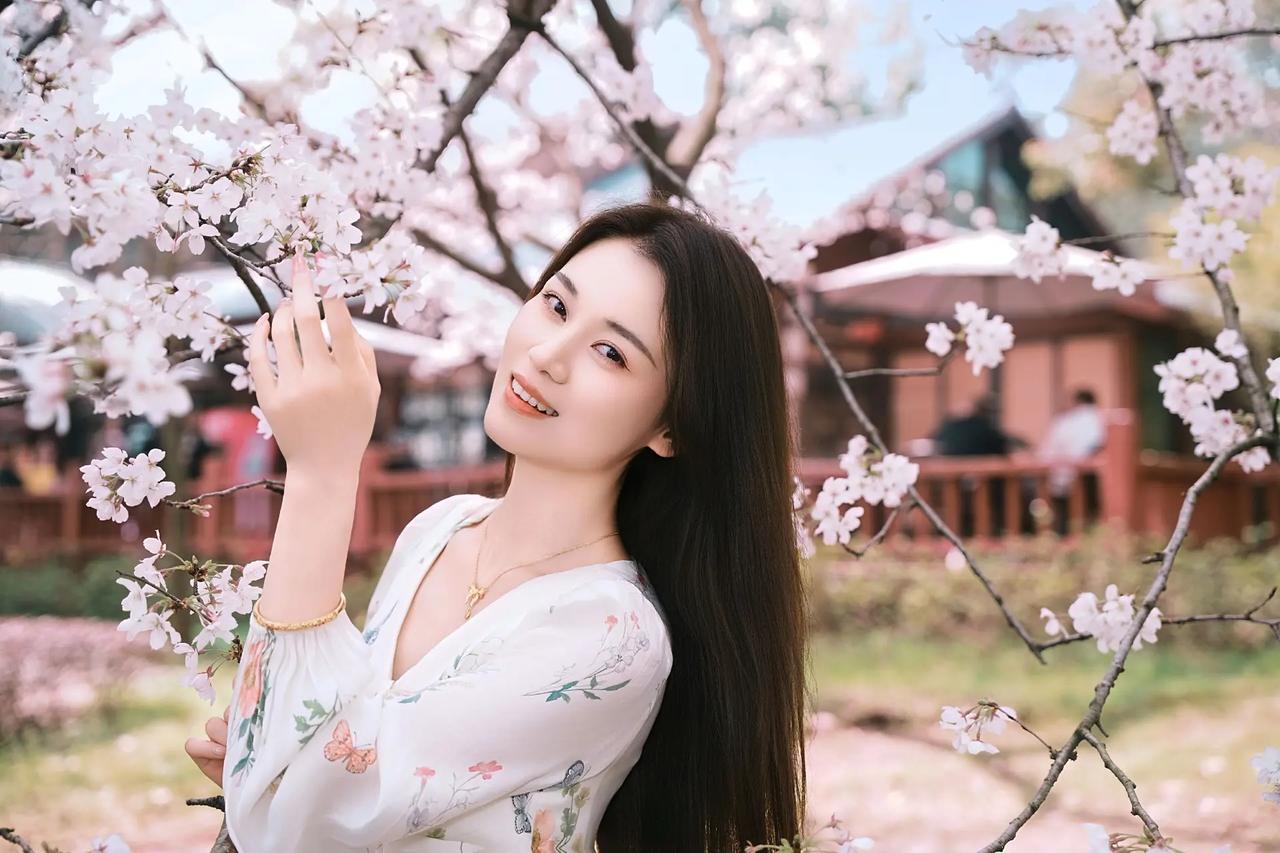 花间笑语，春风满面。