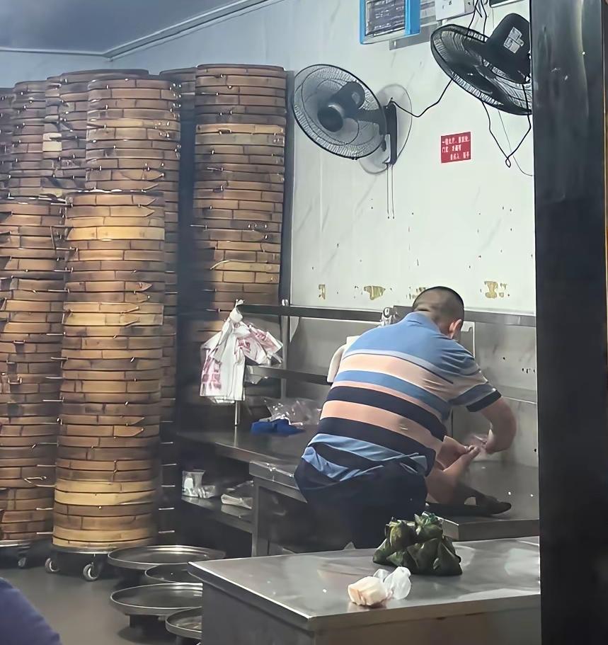 长沙超火的包子铺，塌房了！9月29日有网友实拍曝光，店内一名工作人员，直接
