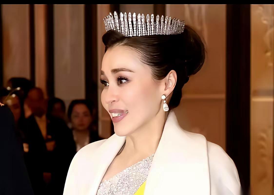 苏提达戴上婆婆诗丽吉的同款王冠，对比图一出，高下立现。诗丽吉发髻高耸，王冠似从发