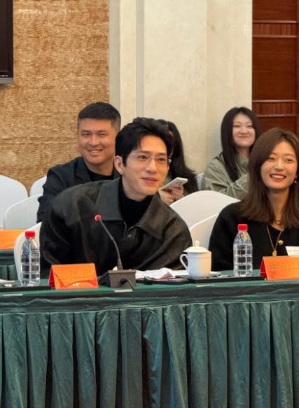内娱很多小花只能活在精修图里，一旦遇上真刀真枪的同框，立刻就被打回原形。但孙千这次和井柏然凑在一块，