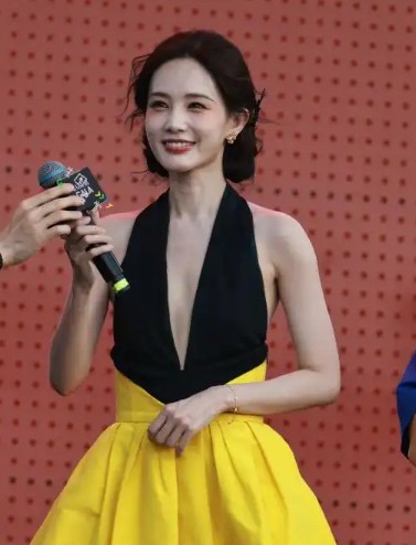 李一桐终于火了，穿的也越来越性感啦