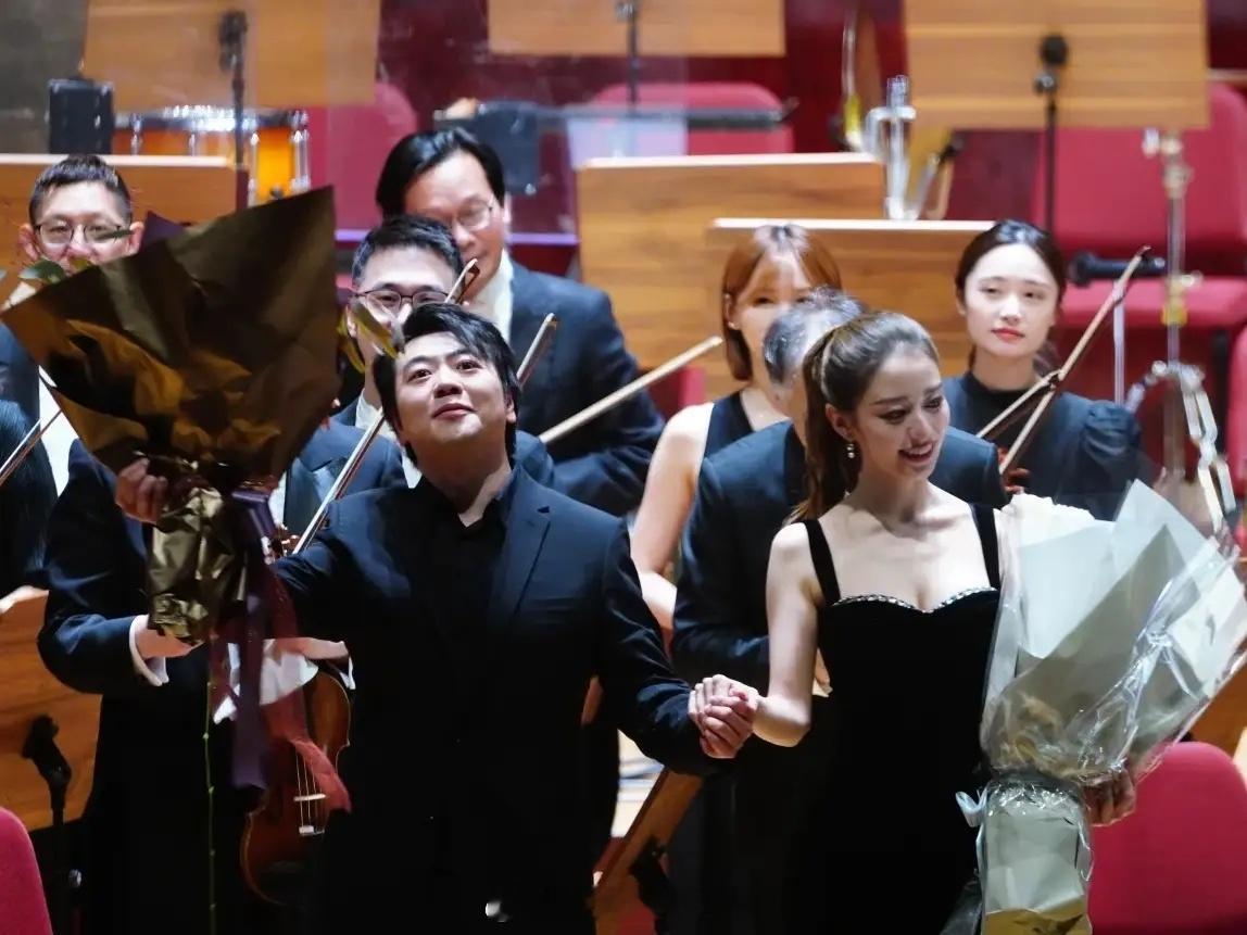 朗朗和老婆吉娜在台北开演奏会，夫妻是同行的感觉也蛮好，互相能懂！之前看夫妻的综艺