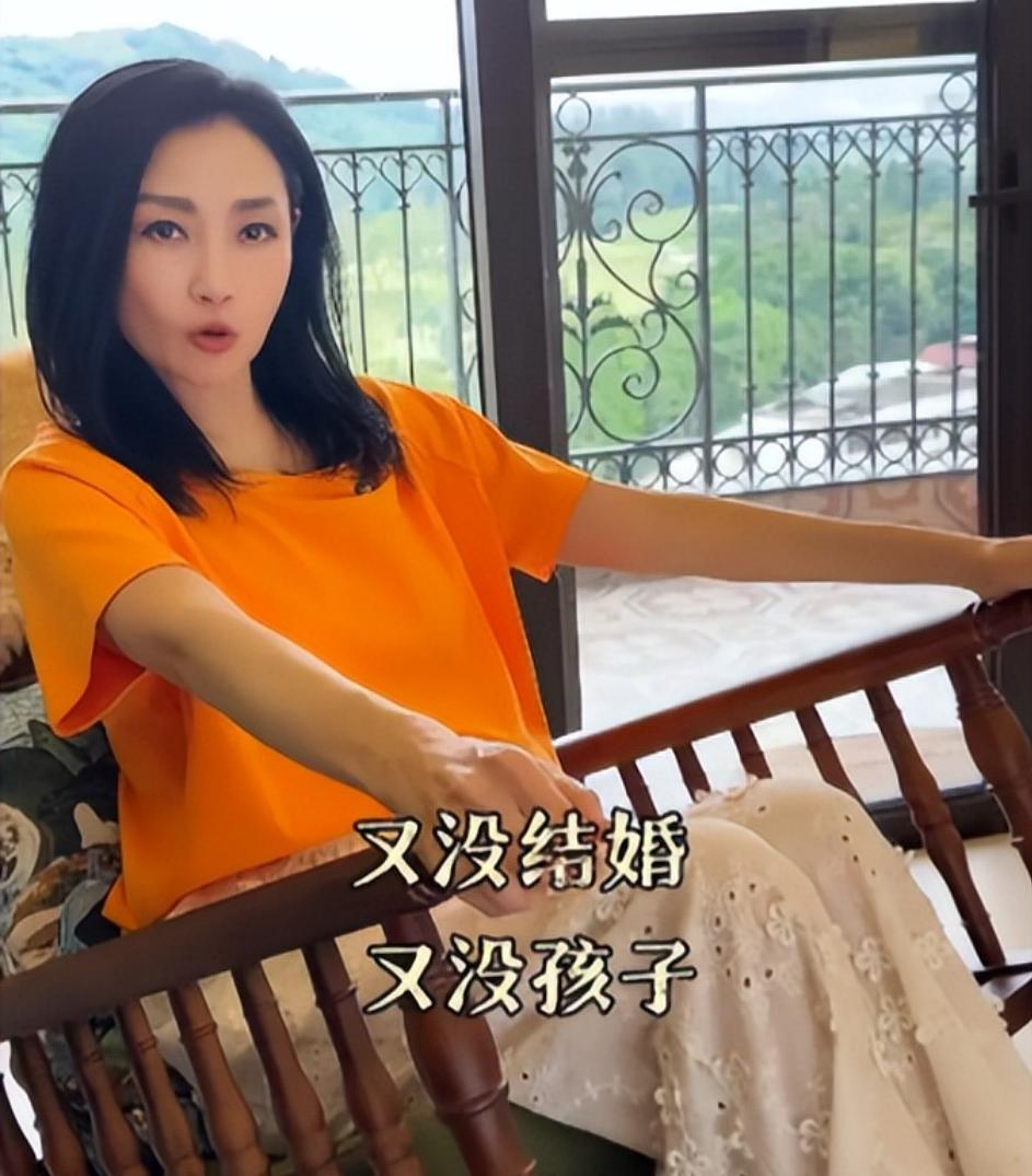 55岁还有人惦记她身子？？我是真服了刚刷到一个港星的采访，61岁的杨玉梅。你