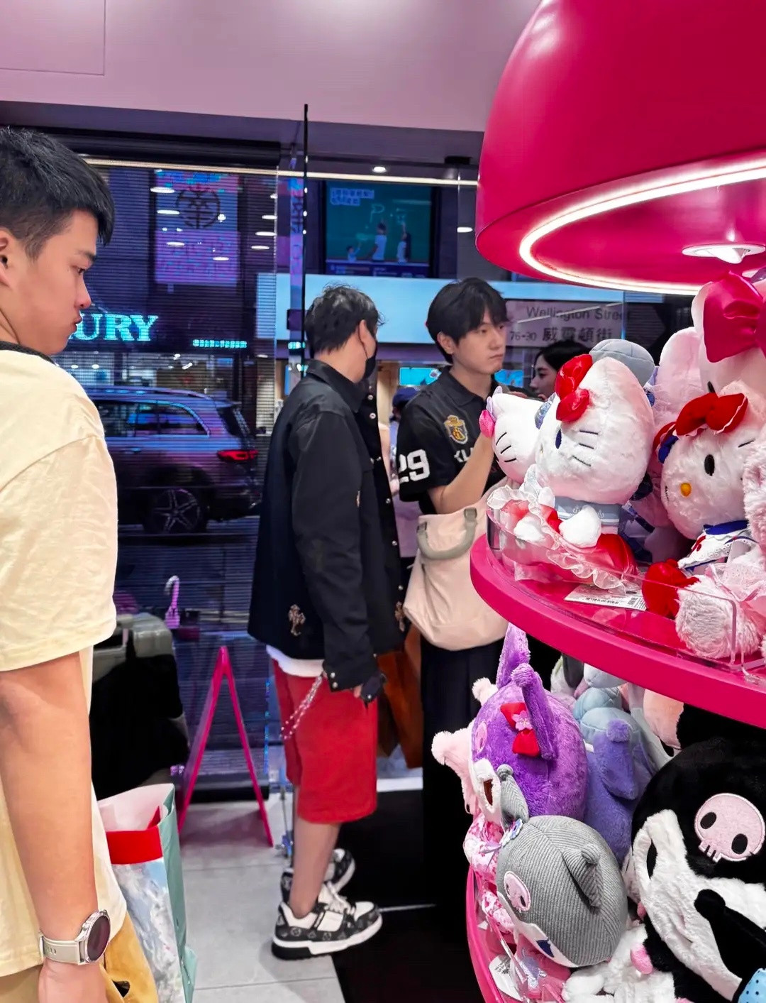 38岁王思聪携两位美女现身香港，打扮土味接地气，头发稀疏显沧桑！