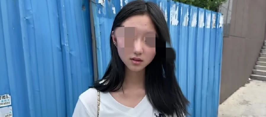 大叔为了让大学生女友高兴，倾尽所有去满足，但大学生女友却另有新欢。不过这位大叔也
