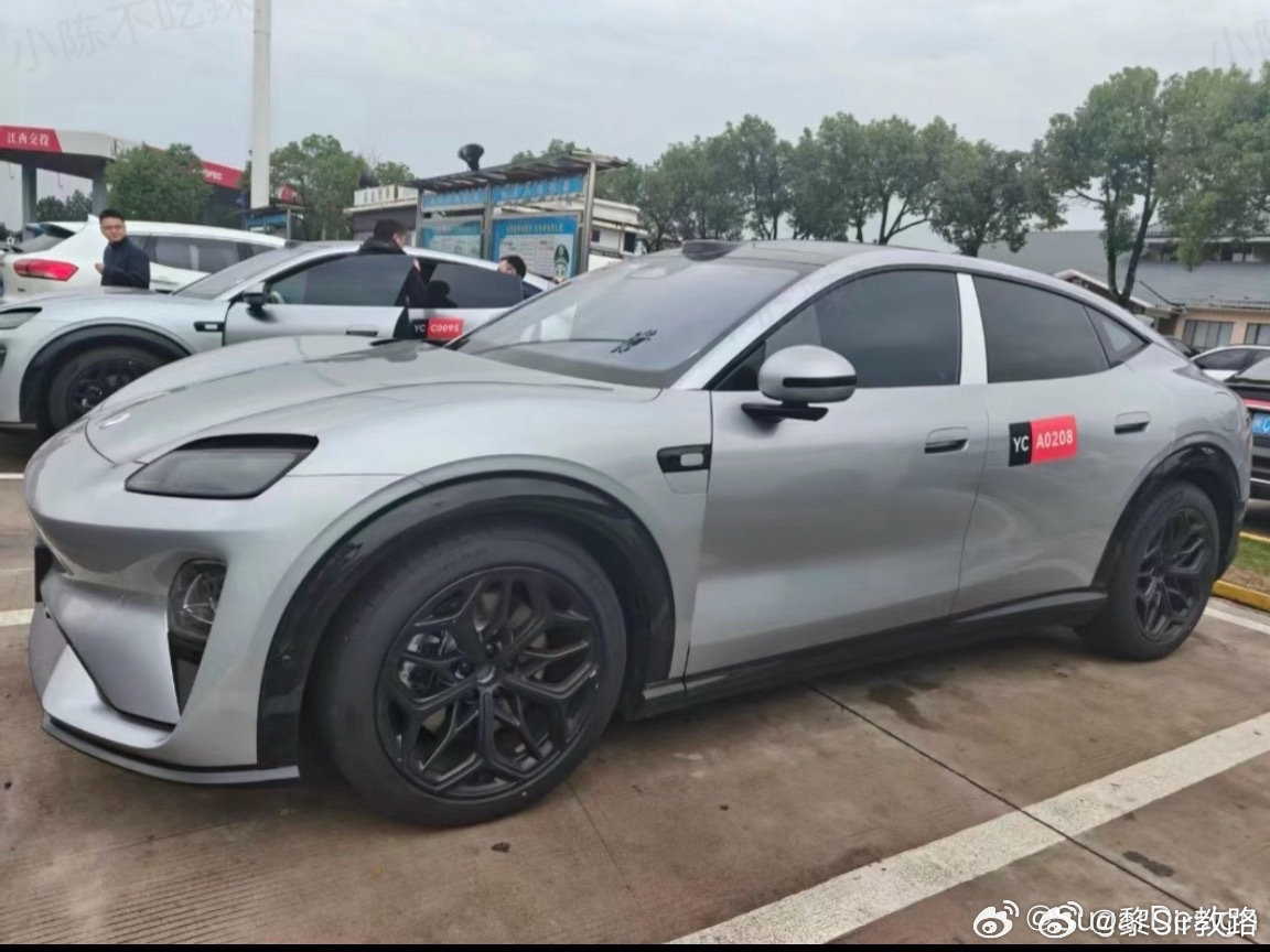 赛豆AIVAME7国庆也出逃了吗？拍照的可能在近距离用广角拍的，远些拍一定修长很多。可以看到，这是真