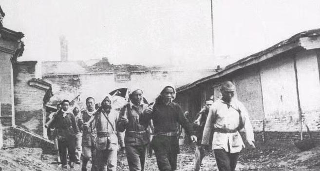 1942年，70多名八路军在寺庙入睡。一名战士半夜小便，忽然瞪大眼睛，高喊：“鬼