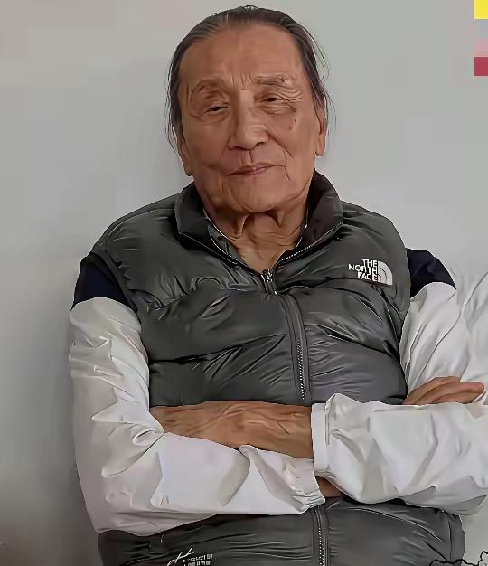 同样89岁，一个刚谢幕，一个正值壮年，精神抖擞，为啥人与人差别那么大？人老了的特