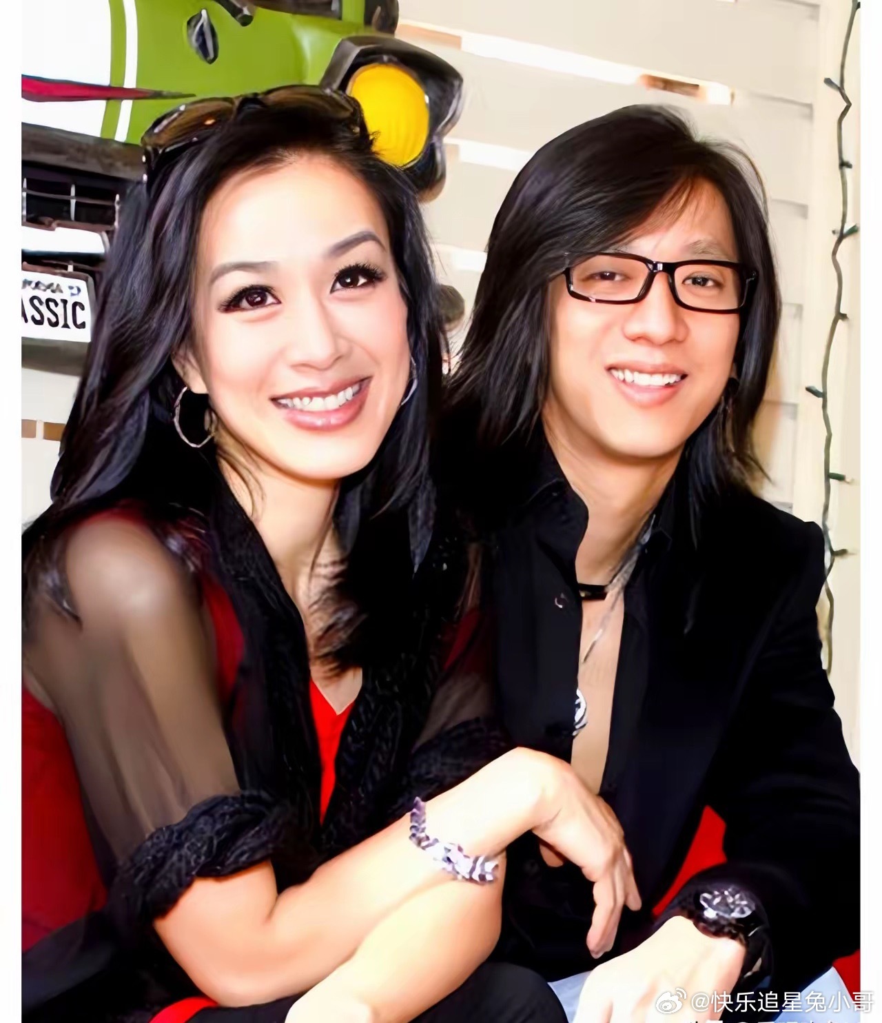 这是钟丽缇和第二任丈夫严铮热恋时期的一张合影，拍摄于二零零三年。此时钟丽缇三十三