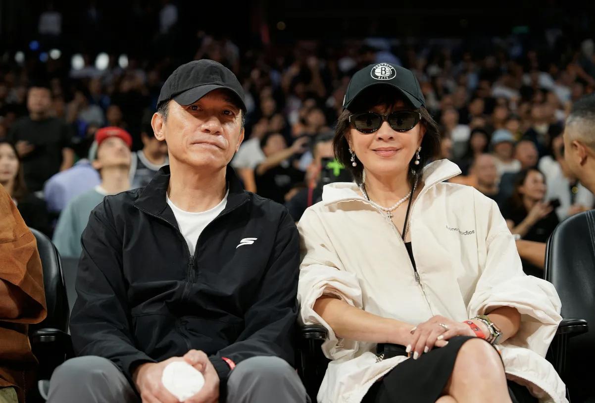 快60岁的刘嘉玲，被问为什么不生孩子。何赛飞表示：“没有孩子怎么传宗接代！”刘嘉