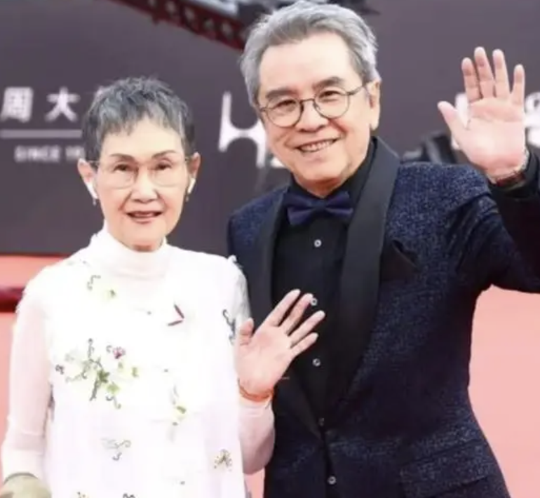TVB老戏骨姜大卫结婚51周年，曾在事业高峰奉女成婚