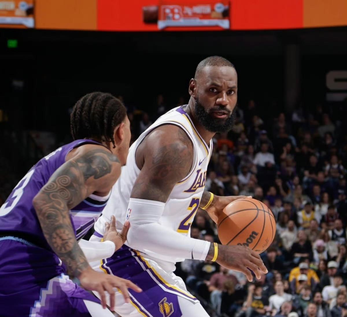 从前两场比赛来看，詹姆斯本赛季除了球权占有率（20.3）较生涯平均（31.46）