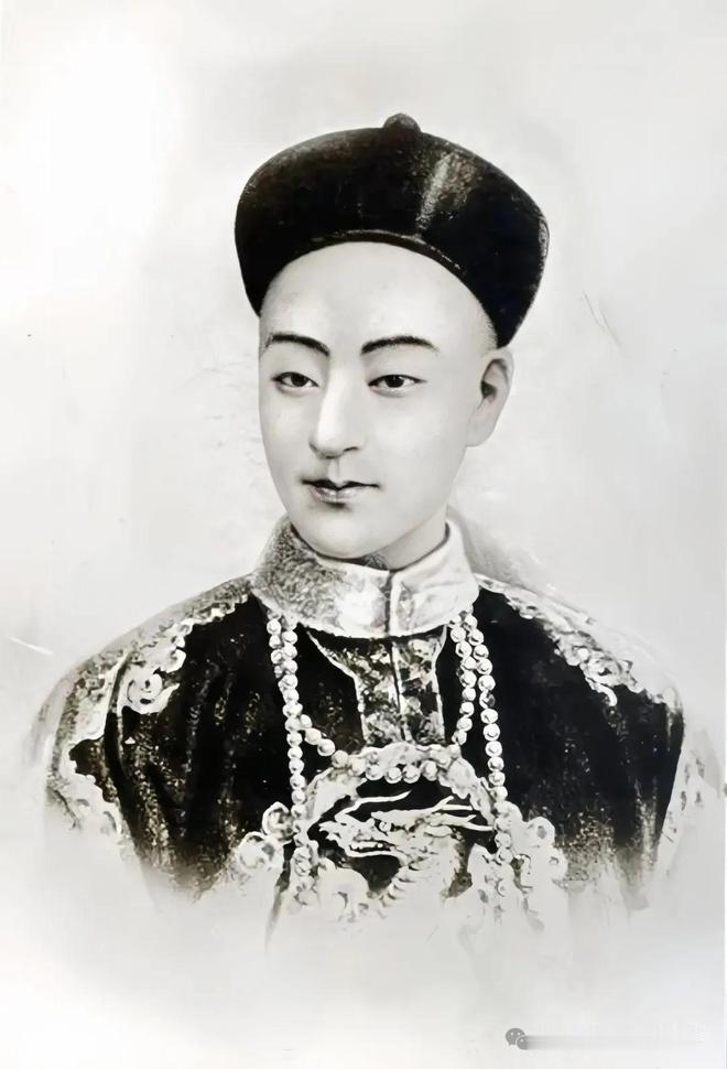 其实所谓太后的权力，其实都是来自儿子，没儿子还怎么玩？1875年冬，同治皇帝