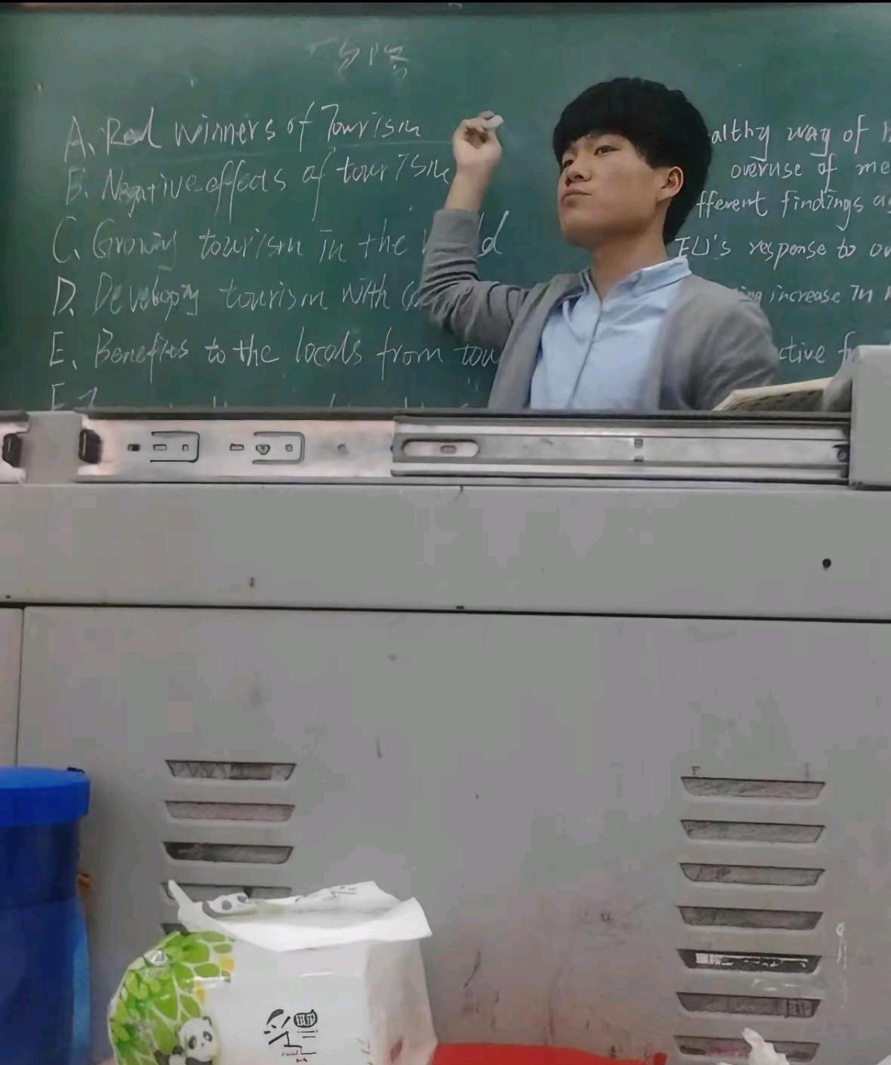 董宇辉在新东方任教时，青涩稚嫩，真是莫欺少年穷。