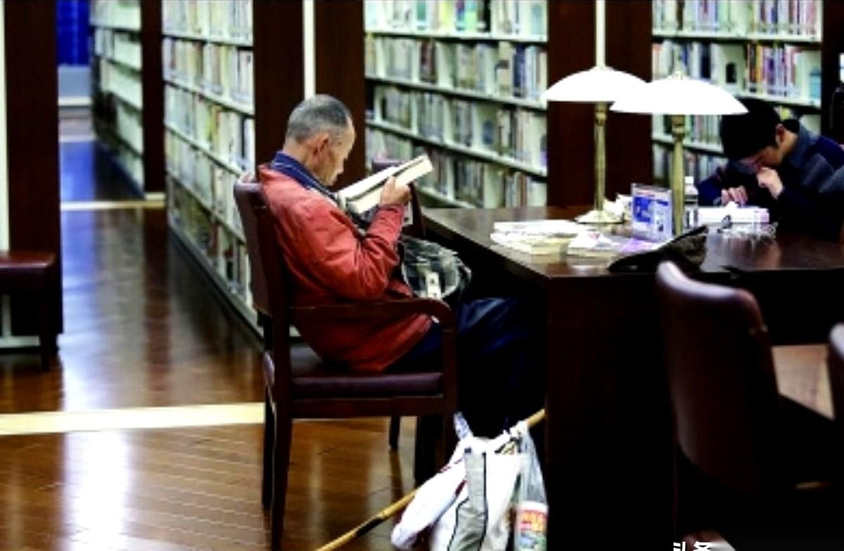 杭州图书馆有一条至今让人拍案叫绝的硬核回复。有人指着角落里的拾荒者，向馆方施压：